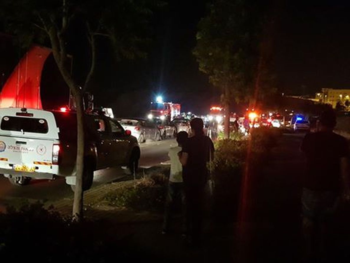 פקק ענק באיזור התאונה ליד הקאנטרי (צילום: עידו דיין)